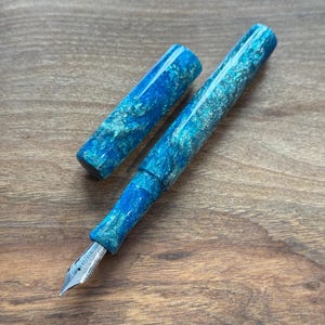 Pluma estilográfica 'Unicorn DNA' hecha a mano, pluma de tinta de lujo para coleccionistas.