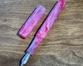 Pluma estilográfica 'Pink Pony Club' hecha a mano, pluma de tinta coleccionable de lujo