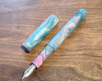 Pluma estilográfica artesanal 'Perla de Sirena' con acabado satinado mate. Pluma de colección de lujo.