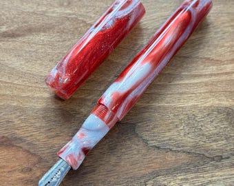 Pluma estilográfica 'Ruby Garland' hecha a mano, pluma coleccionable de tinta de lujo