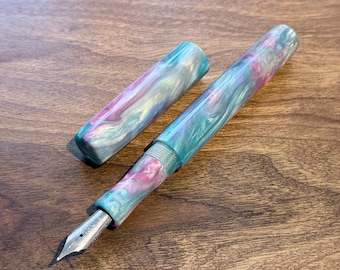 Pluma estilográfica artesanal 'Perla de Sirena'. Pluma de colección de lujo.