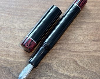 Pluma estilográfica SEM de ebonita negra con plumín n.° 8 y remates a juego, pluma de lujo hecha a mano.