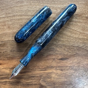 Pluma estilográfica 'Blue Mamber' hecha a mano