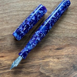 Pluma estilográfica retro hecha a mano Conway Stewart con amatista moteada