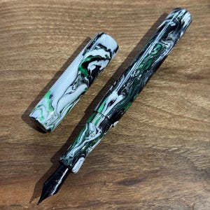 Pluma estilográfica hecha a mano 'Negra, blanca y verde'