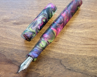 Pluma estilográfica "Warpdrive" hecha a mano con acabado satinado mate. Pluma de colección de lujo.