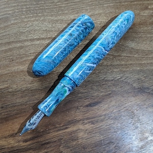 Pluma estilográfica 'Atlantis' hecha a mano