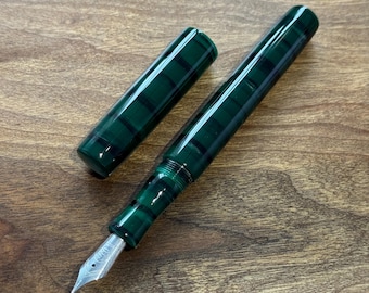 Pluma estilográfica de lujo hecha a mano Omas con raya verde.