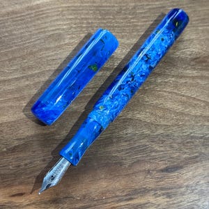 Pluma estilográfica 'azul y dorada' hecha a mano