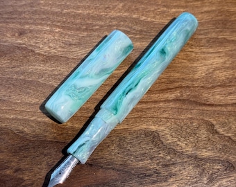 Pluma estilográfica 'Mint Meadows' hecha a mano, pluma de tinta coleccionable de lujo