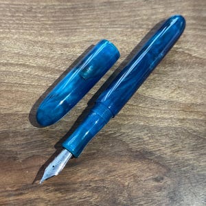 Pluma estilográfica 'Blue Shimmer' hecha a mano
