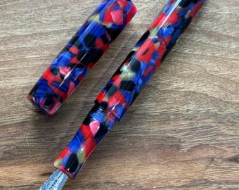 Pluma estilográfica Crush roja y morada hecha a mano