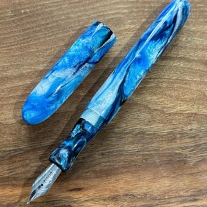 Handgemachter blau, weiss, schwarzer Füllfederhalter