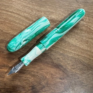 Pluma estilográfica hecha a mano 'Esmeralda Koi'