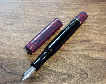 Pluma estilográfica de ebonita hecha a mano en color "Coral Azul y Negro 1920", pluma de tinta de lujo.