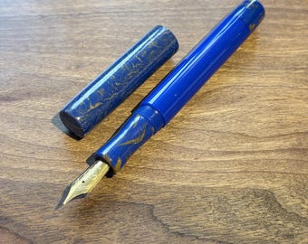 Pluma estilográfica Yinmn Diamondcast hecha a mano, con acero y latón Yinmn M3 a juego.