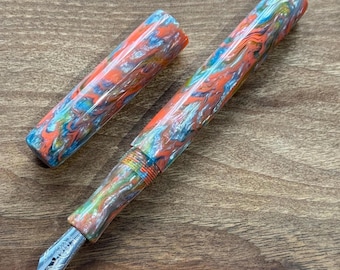 Pluma estilográfica hecha a mano con espiral de color naranja