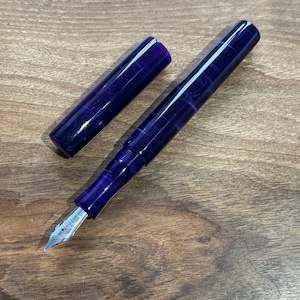 Handgemachter Tintenfüller mit violetten Streifen