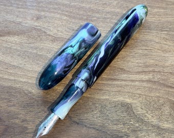 Pluma estilográfica artesanal de color morado y verde, pluma de tinta de lujo.