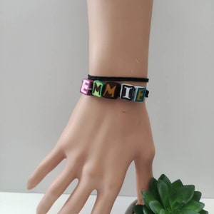 Pulseras personalizadas coloridas con letras hechas a mano de arcilla polimérica: pulsera con nombre para niños, regalo de escuela primaria, regalo de guardería