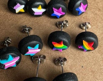 Orecchini LGBT Pride fatti a mano: borchie a stella arcobaleno