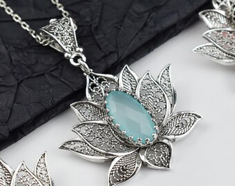 Colar feminino com pingente de flor de lótus em filigrana de prata de lei e calcedônia azul-turquesa, com opção de corrente de prata de 50 cm (20").