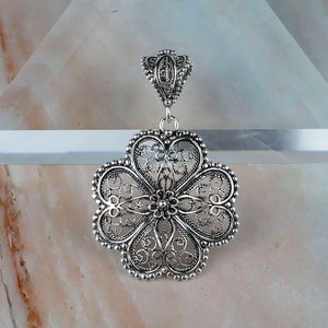 Sterling Silver Daisy Floral Design Filigree Style Pendant Necklace with 20&quot; Cable Chain