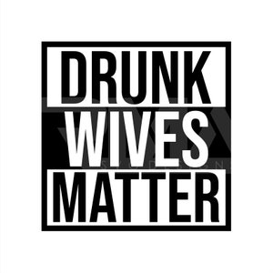 Op de afbeelding: Zwart-witte afbeelding met de tekst "Drunk Wives Matter" in een vet, bloklettertype.