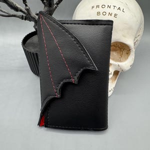 Cartera con alas de murciélago en rojo y negro, cartera gótica, regalo gótico