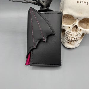 Cartera con alas de murciélago rosa y negra, cartera gótica, regalo gótico