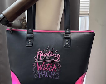 Bolso de hombro con cara de bruja en reposo: bolso gótico iridiscente con bordados