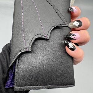 Cartera con alas de murciélago moradas y negras, cartera gótica, regalo gótico