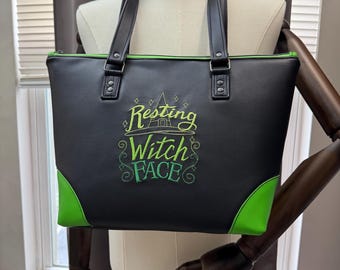 Bolso de mano bordado con cara de bruja en reposo: bolso gótico de hombro negro y verde