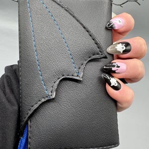 Cartera con alas de murciélago en negro y azul, cartera gótica, regalo gótico