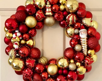 Weihnachtskugel-Kranz, roter und Gold-Verzierungskranz, Feiertags-Verzierungskranz, Weihnachtsverzierungs-Kranz