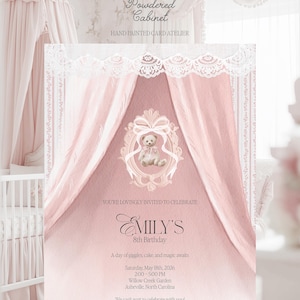 Pode incluir: Um convite de anivers&aacute;rio rosa com uma ilustra&ccedil;&atilde;o de urso de pel&uacute;cia. O convite apresenta uma moldura decorativa, detalhes de renda e o texto "Emily's 8th Birthday". O convite inclui detalhes do evento.