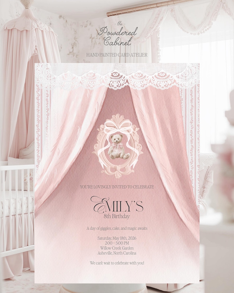 Pode incluir: Um convite de anivers&aacute;rio rosa com uma ilustra&ccedil;&atilde;o de urso de pel&uacute;cia. O convite apresenta uma moldura decorativa, detalhes de renda e o texto "Emily's 8th Birthday". O convite inclui detalhes do evento.