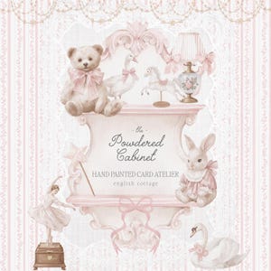 Può includere: Illustrazione ad acquerello di un mobile decorativo rosa e bianco con vari giocattoli e statuette. Sono esposti un orsacchiotto, un'oca, un cavallo da giostra e un coniglio. Il testo "the Powdered Cabinet" è visibile.