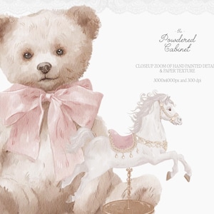 Pode incluir: Ilustra&ccedil;&atilde;o em aquarela com um urso de pel&uacute;cia vintage com um grande la&ccedil;o rosa e um cavalo de carrossel branco. O urso &eacute; marrom claro com um la&ccedil;o rosa. O cavalo do carrossel &eacute; branco com uma sela rosa. Texto: "the Powdered Cabinet".