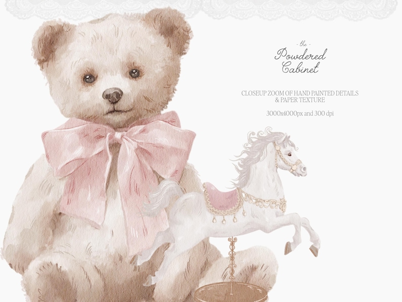 Pode incluir: Ilustra&ccedil;&atilde;o em aquarela com um urso de pel&uacute;cia vintage com um grande la&ccedil;o rosa e um cavalo de carrossel branco. O urso &eacute; marrom claro com um la&ccedil;o rosa. O cavalo do carrossel &eacute; branco com uma sela rosa. Texto: "the Powdered Cabinet".