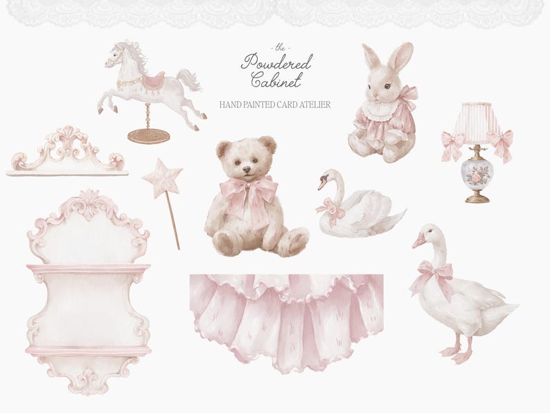 Pode incluir: Ilustra&ccedil;&otilde;es em aquarela de brinquedos e decora&ccedil;&atilde;o em estilo vintage em rosa suave e branco. Inclui um cavalo de carrossel, um urso de pel&uacute;cia, um coelho, um cisne, um ganso, uma l&acirc;mpada e uma prateleira decorativa. O texto "the Powdered Cabinet" tamb&eacute;m est&aacute; presente.