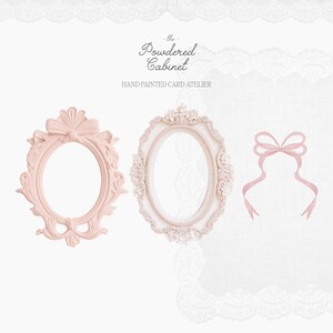 Pode incluir: A imagem mostra tr&ecirc;s elementos decorativos: duas molduras ovais ornamentadas em rosa claro e branco, e um la&ccedil;o de fita rosa. As molduras apresentam detalhes intrincados, e o texto "The Powdered Cabinet" &eacute; vis&iacute;vel.
