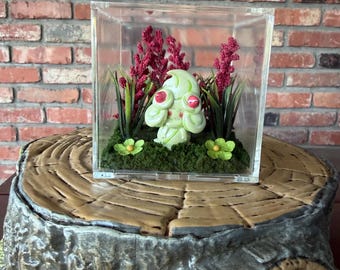 Alcremie Pokémon Fairy Type Forest Scene Floral Terrarium Diorama in Small Square Plastic Display Box