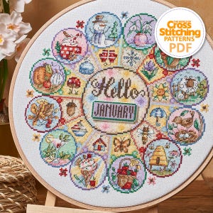 K&ouml;nnte beinhalten: Ein Kreuzstichmuster mit einem kreisf&ouml;rmigen Design und dem Text "Hello January" in der Mitte. Das Design umfasst verschiedene saisonale Motive wie einen Schneemann, K&uuml;rbisse und Blumen, alle in einzelnen Kreisen. Der Text "The World of Cross Stitching Patterns PDF" ist ebenfalls sichtbar.