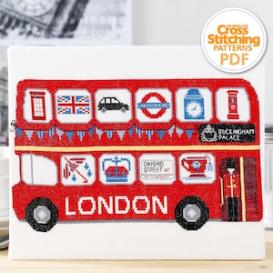 Op de afbeelding: Een rode dubbeldekkerbus met verschillende Londense iconen, waaronder een Union Jack-vlag, een telefooncel, een kroon en de woorden "Oxford Street W1". De bus heeft het woord "LONDON" op de zijkant.