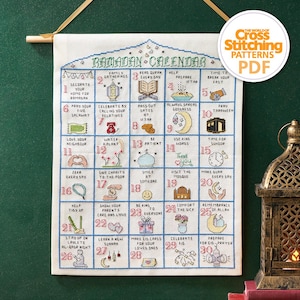 Puede incluir: Un calendario de Ramadán bordado a punto de cruz, con un borde azul y una barra dorada para colgar. El calendario presenta diversas actividades diarias e ilustraciones, incluyendo una mezquita, una luna creciente y cuentas de oración. El texto "Ramadan Calendar" está en la parte superior.