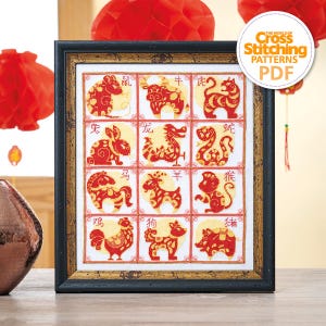 Può includere: Un ricamo a punto croce incorniciato con gli animali dello zodiaco cinese in rosso e oro. Ogni animale è in un quadrato, con caratteri cinesi sopra. La cornice è nera, con il testo "THE WORLD OF Cross Stitching PATTERNS PDF".