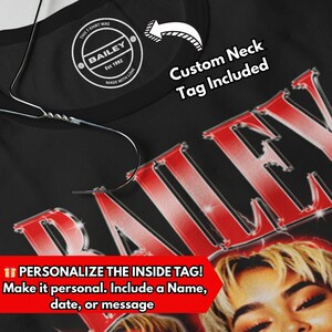 Pode incluir: Camiseta preta com uma estampa gr&aacute;fica vermelha e branca da palavra "BAILEY" com uma etiqueta de pesco&ccedil;o personalizada que diz "Custom Neck Tag Included". A camiseta tamb&eacute;m tem uma pequena etiqueta que diz "This t-shirt was Bailey Est 1992 Made with Love".