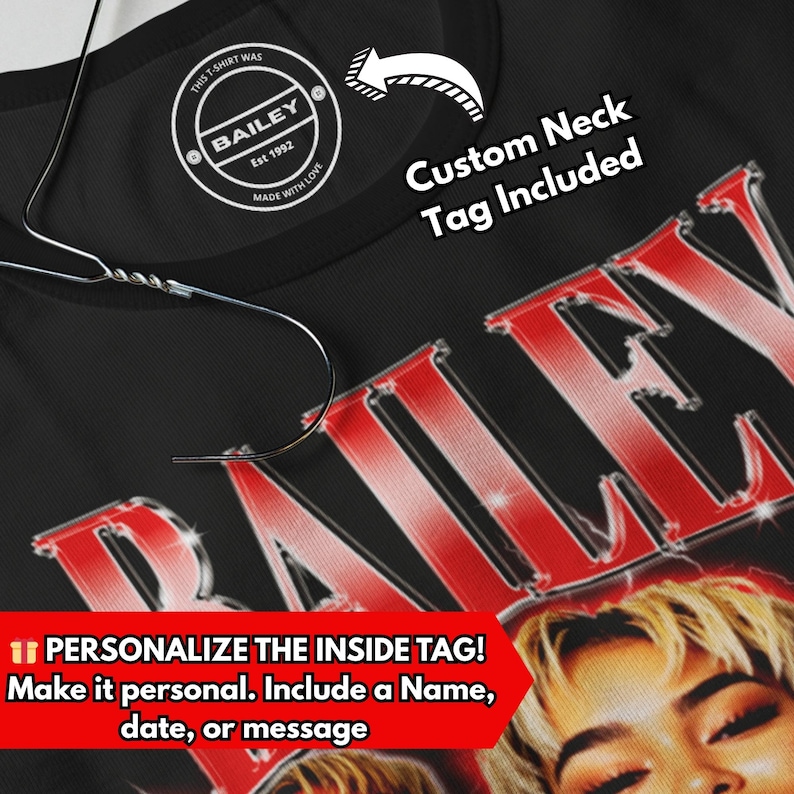 Pode incluir: Camiseta preta com uma estampa gr&aacute;fica vermelha e branca da palavra "BAILEY" com uma etiqueta de pesco&ccedil;o personalizada que diz "Custom Neck Tag Included". A camiseta tamb&eacute;m tem uma pequena etiqueta que diz "This t-shirt was Bailey Est 1992 Made with Love".