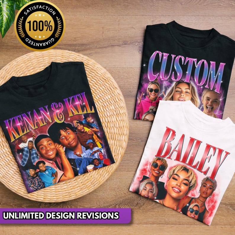Pode incluir: Tr&ecirc;s camisetas pretas e brancas com designs personalizados. A primeira camiseta tem uma colagem de imagens dos atores do programa de televis&atilde;o Kenan & Kel com o texto "Kenan & Kel" em uma fonte retr&ocirc; colorida. A segunda camiseta tem a palavra "CUSTOM" em uma fonte retr&ocirc; colorida com uma colagem de imagens de pessoas. A terceira camiseta tem a palavra "BAILEY" em uma fonte retr&ocirc; colorida com uma colagem de imagens de pessoas.